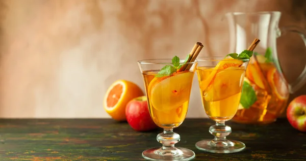 苹果果酸鸡尾酒 配上红色橙子和调味品 还有玻璃杯和茶壶放在桌上 秋冬饮料的概念 — 图库照片