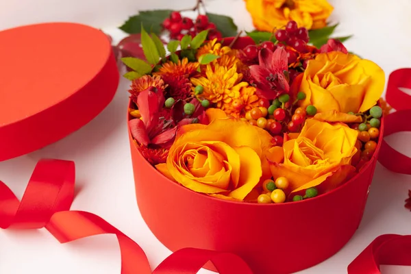 白い背景に赤い丸箱の中に美しい花や果実とお祭りの組成物 コピースペース — ストック写真