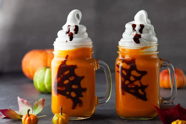 Halloween Cóctel Calabaza Con Crema Batida Forma Fantasma Tela Araña —  Fotos de Stock