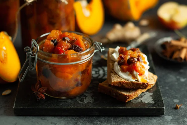 Homemade Pumpkin Apple Chutney Raisins Jars Toast Bread Delicious Sweet — Stock Photo, Image