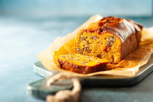 美味的南瓜山核桃和葡萄干蛋糕在切菜板上 南瓜饼卷 — 图库照片
