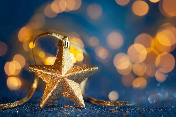 Estrela Natal Ouro Festivo Com Luzes Ouro Borradas Fundo Conceito — Fotografia de Stock