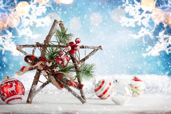 Weihnachtsstillleben Mit Geschmücktem Hölzernen Weihnachtsstern Auf Hellem Hintergrund Winterfestkonzept — Stockfoto