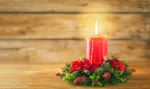 Yanan Noel Kırmızı Mumu Ahşap Bir Masada Şenlikli Noel Düzenlemesi — Stok fotoğraf