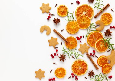 Kurutulmuş portakallı Noel kompozisyonu, tarçın çubukları ve beyaz arka planda otlar. Yemek pişirmek için doğal besin ya da ev için Noel dekorasyonu. Düz yat, boşluğu kopyala.