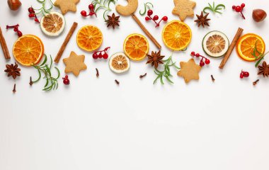 Kurutulmuş portakallı Noel kompozisyonu, tarçın çubukları ve beyaz arka planda otlar. Yemek pişirmek için doğal besin ya da ev için Noel dekorasyonu. Düz yat, boşluğu kopyala.