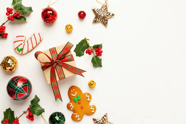 Sfondo Natalizio Con Biscotti Pan Zenzero Scatole Regalo Rami Agrifoglio — Foto Stock