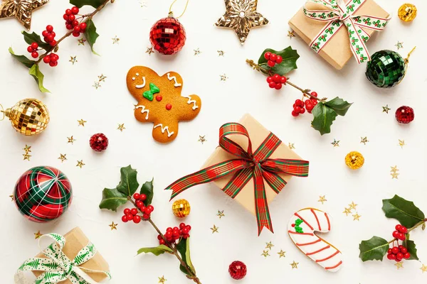 Karácsonyi Háttér Mézeskalács Cookie Ajándékdobozok Ágak Magyal Piros Bogyók Fehér — Stock Fotó