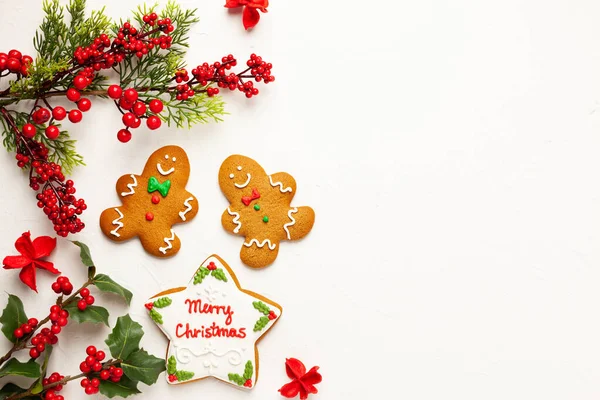 Fundo Natal Com Biscoitos Gengibre Ramos Azevinho Com Bagas Vermelhas — Fotografia de Stock