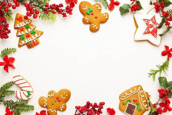 ジンジャーブレッドクッキーと白い上に赤い果実とホリーの枝とクリスマスの背景 冬のお祝いの自然コンセプト コピースペース — ストック写真
