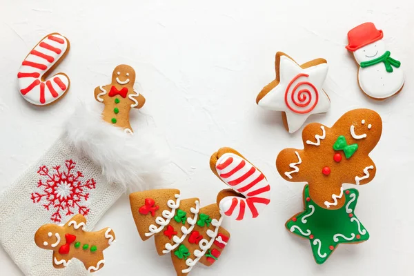 Kerstvakantie Achtergrond Met Peperkoek Koekjes Vliegen Beweging Winter Kerstmis Feestelijk — Stockfoto