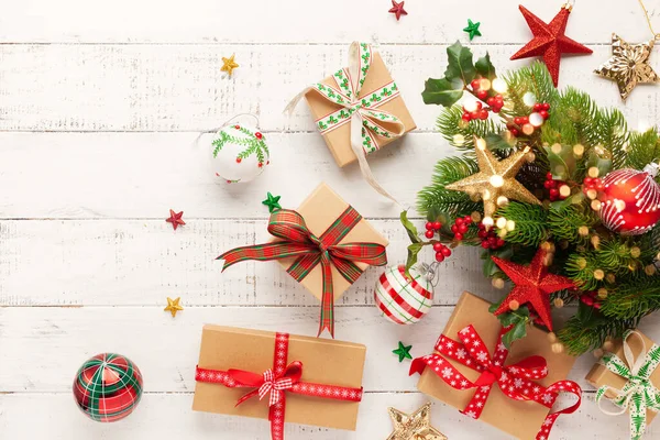 Vánoční Pozadí Dárkovými Krabicemi Vánoční Ozdoby Větve Cesmíny Jedle Bílém — Stock fotografie