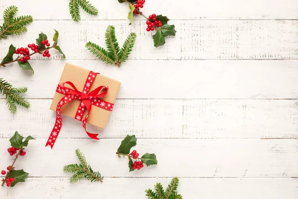 Kerst Achtergrond Met Geschenkdozen Kerstversieringen Takken Van Hulst Sparren Witte — Stockfoto