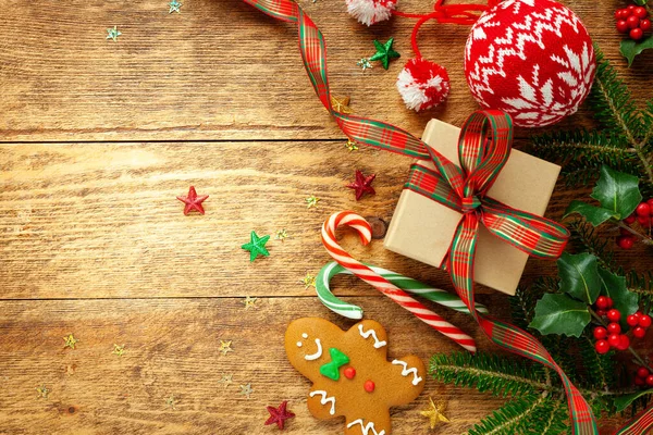 Noel Arkaplanı Hediye Paketi Zencefilli Kurabiyeler Kutsal Dallar Ahşap Arka — Stok fotoğraf