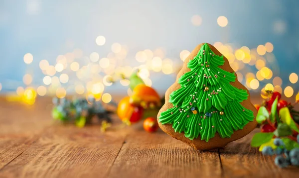 木製の背景にクリスマスの装飾が施されたクリスマスジンジャーブレッドクッキー 伝統的なクリスマスベーキング — ストック写真