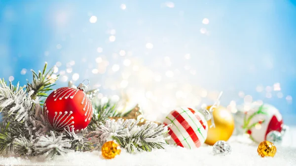 Рождественский Зимний Фон Подарочной Коробкой Рождественскими Безделушками Елками Снегу — стоковое фото