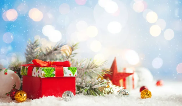 Weihnachten Winter Hintergrund Mit Geschenkbox Christbaumkugeln Und Tannenzweige Auf Schnee — Stockfoto
