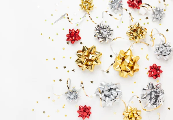 白い背景に色輝くリボンの装飾とクリスマスや新年の組成物 コピースペース — ストック写真
