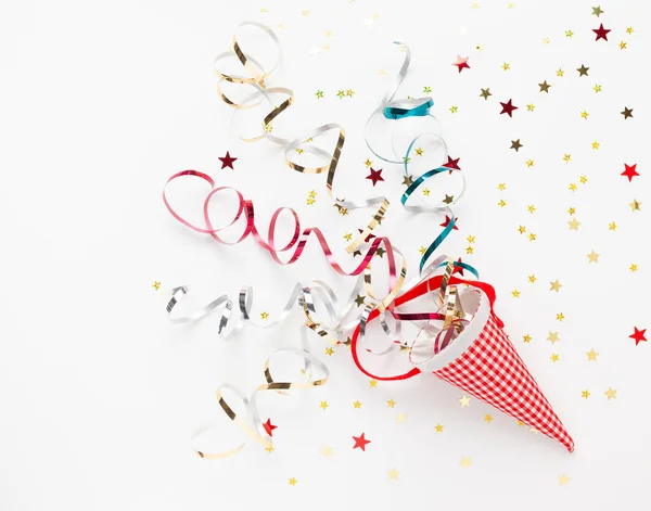 Feestelijke Compositie Met Kleurrijke Confetti Kerstversieringen Slingers Wit Feestconcept Ideeën — Stockfoto