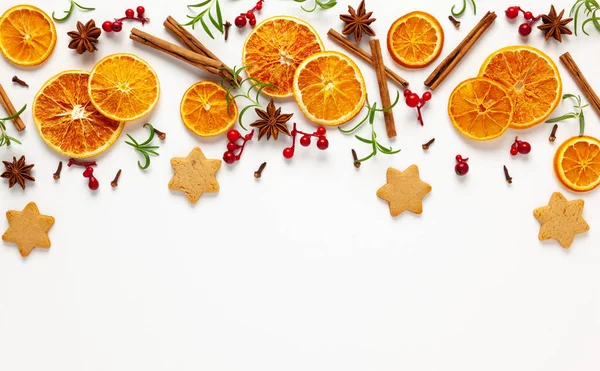 白い背景にクッキー 乾燥オレンジ シナモンスティックとハーブとクリスマスの組成物 家庭用料理やクリスマスの装飾のための自然食品成分 コピースペース — ストック写真