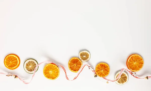 Composition Noël Avec Des Tranches Oranges Séchées Sur Fond Blanc — Photo