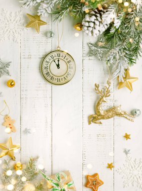 Karda çam kozalağı ve beyaz ahşap arka planda retro tarzı saat olan Noel ağacı dalı. Kış ya da Noel festivali konsepti. Düz yat, boşluğu kopyala.