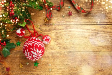 Noel arkaplan süsleri, kutsal dallar ve ahşap arka planda köknar. Kış festivali konsepti. Düz yat, boşluğu kopyala.