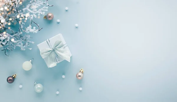 Julklappslåda Med Festliga Dekorationer Pastell Bakgrund Ett Platt Ligg Ovanifrån — Stockfoto