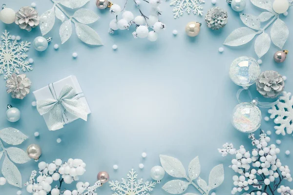 Moldura Natal Com Decorações Festivas Flocos Neve Bugigangas Fundo Pastel — Fotografia de Stock