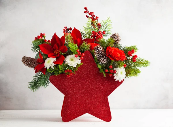Uroczysty Kompozycja Kwiat Zimowy Wazonie Kształcie Czerwonej Gwiazdy Świąteczny Kompozycja — Zdjęcie stockowe