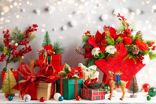 Composizione Invernale Festiva Con Scatole Regalo Natale Sul Tavolo Decorazioni — Foto Stock