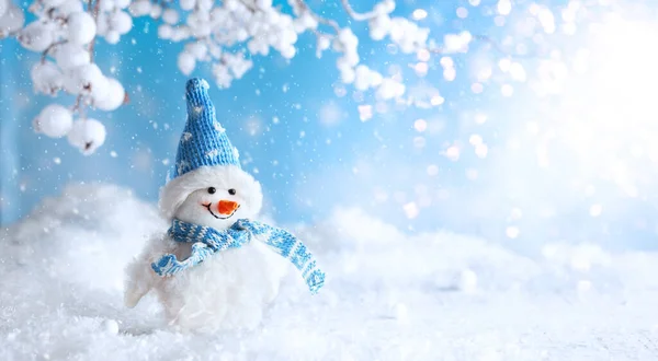 有趣的雪人在冬季雪地的背景与雪地的枝条 圣诞节或冬季的概念 — 图库照片