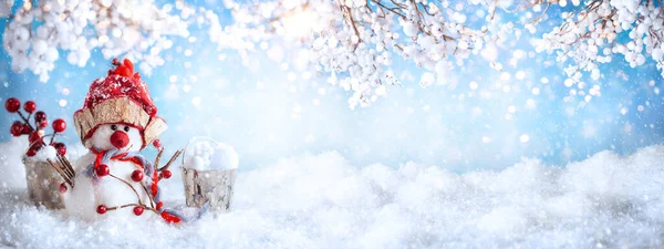 Muñeco Nieve Divertido Sobre Fondo Nevado Invierno Con Ramas Nevadas —  Fotos de Stock