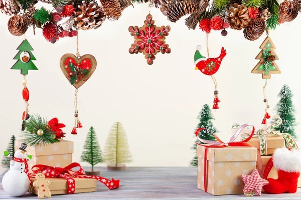 Kerst Nieuwjaar Decor Met Geschenkdozen Opknoping Slinger Van Sparren Takken — Stockfoto