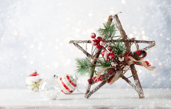 Kerststilleven Met Versierde Houten Kerstster Lichte Achtergrond Feestelijk Winterconcept — Stockfoto