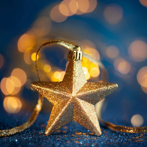 Estrela Natal Ouro Festivo Com Luzes Ouro Borradas Fundo Conceito — Fotografia de Stock