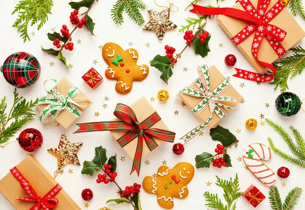 Fondo Navidad Con Galletas Jengibre Cajas Regalo Ramas Acebo Con —  Fotos de Stock