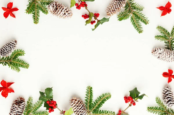 Kerst Achtergrond Met Dennenappels Takken Van Hulst Met Rode Bessen — Stockfoto