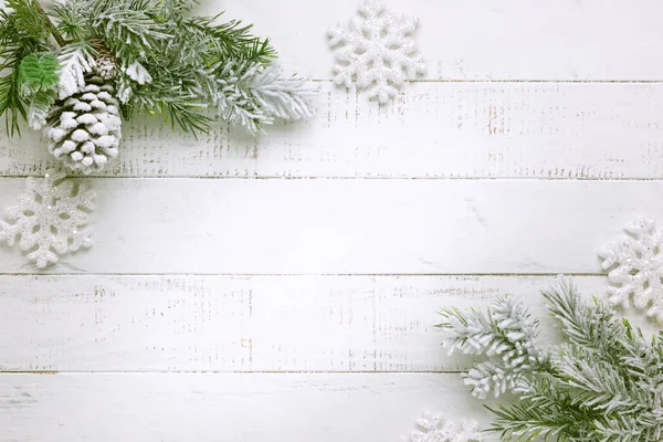 圣诞树分枝 雪中有松果 白色木制背景上有复古风格的时钟 冬季或圣诞节的节日概念 复制空间 — 图库照片