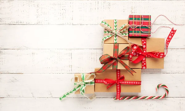 ギフトボックスとクリスマスの装飾と白い木製の背景を持つクリスマスの背景 冬のお祝いの概念 コピースペース — ストック写真
