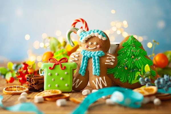 Weihnachtliche Lebkuchen Mit Weihnachtsschmuck Auf Hölzernem Hintergrund Traditionelle Weihnachtsbäckerei — Stockfoto