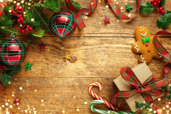 Vánoční Pozadí Dárkovou Krabicí Perníkové Sušenky Větve Cesmíny Jedle Dřevěném — Stock fotografie