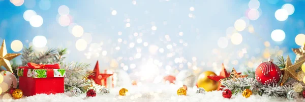 Kerst Winter Achtergrond Met Geschenkdoos Kerstballen Sparren Takken Sneeuw Achtergrond — Stockfoto