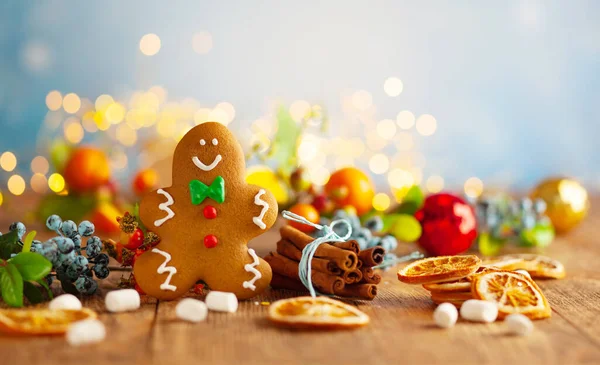 Biscotti Pan Zenzero Natale Con Decorazioni Natalizie Sfondo Legno Cottura — Foto Stock