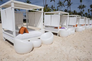Bir Karayip plajında Bali yatakları