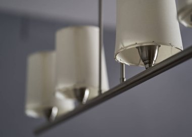 Tavandaki beyaz lambalar