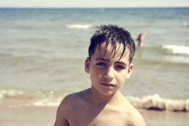 Sahilde güzel yeşil gözlü çocuk