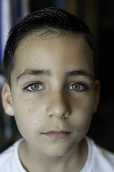 Niño Con Hermosos Ojos Verdes —  Fotos de Stock