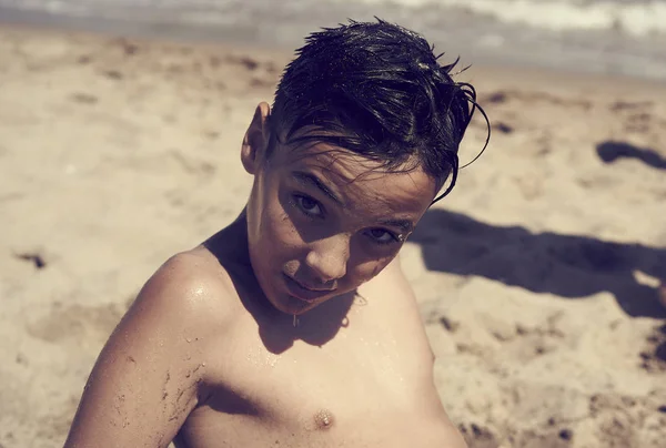 Мальчик Красивыми Зелеными Глазами Пляже — стоковое фото