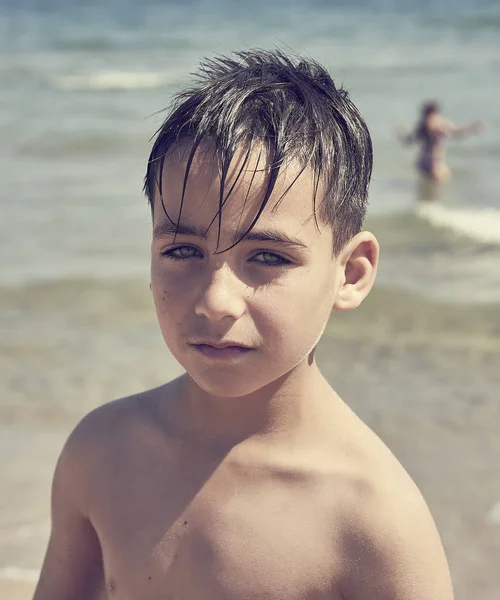 Ragazzo Con Bellissimi Occhi Verdi Sulla Spiaggia — Foto Stock